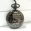 Detail van zwart gepolijst zakhorloge met sentimentele 'To My Son' gegraveerde tekst - Voor Mama Stijl