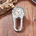 Close-up van een zilveren karabijnzakhorloge met lichtgevende wijzers op hout - Wit