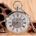 Detaillierte Makroansicht einer silbernen mechanischen Taschenuhr mit römischen Zahlen - Silber Automatik Skelett (P2088C)