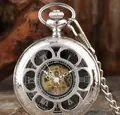 Detailansicht der komplexen Zahnräder einer silbernen mechanischen Skelett-Taschenuhr - Hohl Klapp Stil / Silber Römisches Zifferblatt