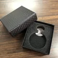 Elegante schwarze Taschenuhr-Geschenkbox mit edlem Rautenmuster und Schaumstoffeinlage - Deckel und Boden Stil / Schwarz