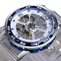 Makro-Detail einer silbernen Skelett-Mechanikuhr mit blauer Lünette und Netzband für Herren - Silberarmband Blaues Gehäuse Weißes Zifferblatt