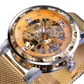 Vista detallada del reloj mecánico Forsining para hombre con esfera esqueleto. - Banda Dorada Esfera Dorada