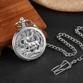 Elegante mechanische Vintage-Taschenuhr in Silber mit Hirsch-Hohlgravur und langer Kette - Springender Hirsch Hohl Stil (PM077) / Silber