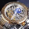 Nahaufnahme einer luxuriösen, skelettierten Automatik-Armbanduhr mit Gravur für Herren - Goldenes Stahlarmband Goldenes Zifferblatt