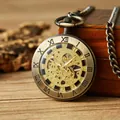 Dettaglio dell'orologio da tasca scheletrato in bronzo con ingranaggi dorati e numeri romani. - Stile Scheletrato Viso Aperto (PM129) / Argento antico