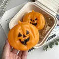 Jouet anti-stress citrouille d'Halloween orange vif Jack-O'-Lantern dans sa boîte - En forme de citrouille / Citrouille à la Vaseline d'Halloween