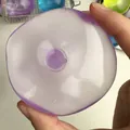Paars doorschijnend squishy stressspeelgoed gevuld met kokosolietextuur voor rust. - Paars