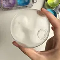 Translucente vormbare stressbal gevuld met witte vaselinepasta voor ontspanning en plezier - Transparant