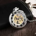 Dettaglio dell'orologio da tasca meccanico scheletrato con ingranaggi dorati e numeri romani - Argento