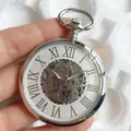 Dettaglio di un orologio da tasca meccanico scheletrato argento con numeri romani - Scala Argentata