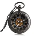 Detailansicht einer klassischen mechanischen Taschenuhr mit Skelettzifferblatt und Gravur - Vintage Gravierter Stil