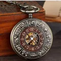 Nahaufnahme einer mechanischen Bronze-Taschenuhr mit Skelett-Zifferblatt und Tierkreiszeichen - Bronze Arabisches Zifferblatt