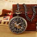 Nahaufnahme der mechanischen Vintage-Taschenuhr aus Bronze mit Skelettgravur - Bronze (PM111) / Bronze
