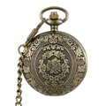 Detailopname van vintage bronzen zakhorloge met verfijnde bloemengravures. - Flip 3D Gesneden (Brons) / Brons