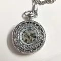 Vintage silberne mechanische Taschenuhr mit fein graviertem Klappdeckel - Silber Blaues Zifferblatt