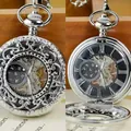 Vintage mechanische Taschenuhr in Silber mit hohler Gravur und römischen Zifferblättern. - Silbernes Band Schwarzes Zifferblatt