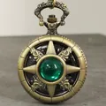 Vista dettagliata di un orologio da tasca al quarzo in bronzo vintage con gemma verde - Zirconia Verde