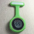 Montre infirmière numérique en silicone vert avec broche et écran LCD lumineux - Vert