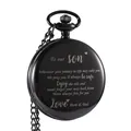 Gedetailleerde macro-opname van lasergegraveerde tekst op een zwart kwarts zakhorloge. - Aan Mijn Zoon Citaat (Stijl 1)