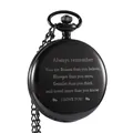 Detailweergave van de gegraveerde inspirerende tekst op het zwarte zakhorloge - Ik Hou Van Jou Citaat (Stijl 3)