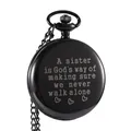 Macro-opname van zwart quartz zakhorloge met een gegraveerde tekst voor zus en hartjes - Zus Citaat (Stijl 4)