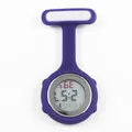 Montre d'infirmière numérique en silicone violet avec épingle de sécurité - Bleu foncé