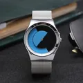 Nahaufnahme einer minimalistischen Quartzuhr mit blau-schwarzem Zifferblatt und Silberband - Blau Schwarz Wirbel (Silbernes Mesh-Band)