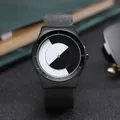 Nahaufnahme der minimalistischen Quarzuhr mit schwarz-weißem rotierendem Zifferblatt - Schwarz Weiß Wirbel (Schwarzes Mesh-Band)