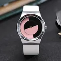 Gros plan d'une montre à quartz minimaliste avec cadran rotatif bicolore rose et noir élégant - QT591-10 Cuir (Bracelet en Cuir Blanc)