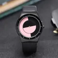 Vue détaillée d'une montre à quartz minimaliste avec cadran vortex noir et rose et bracelet cuir - QT591-7 Cuir (Bracelet en Cuir Noir)