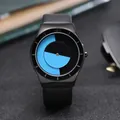 Vue rapprochée du cadran unique à tourbillon bleu et noir de cette montre à quartz. - QT591-8 Cuir (Bracelet en Cuir Noir)