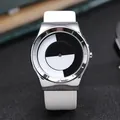 Gros plan d'une montre à quartz conceptuelle minimaliste avec cadran vortex noir et blanc. - QT591-11 Cuir (Bracelet en Cuir Blanc)