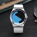 Gros plan d'une montre à quartz minimaliste avec un cadran tourbillon bleu et bracelet blanc. - QT591-12 Cuir (Bracelet en Cuir Blanc)