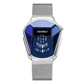 Gros plan sur la montre à quartz HOURSLY pour homme avec cadran bleu en forme de bouclier - Boîtier Argent Cadran Bleu (Maille d'Acier)