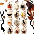 Nahaufnahme von zwölf verschiedenen Halloween Stickerei Ornamenten auf weißem Grund - Halloween Stickerei Ornament Set / 12er-Set