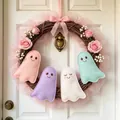 Schattige Halloween-krans met pastelspoken, roze rozen en tule voor de voordeur. - Bloemenslinger