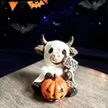 Statuina di mucca delle Highlands fantasma di Halloween con zucca e cartello Boo - Stile Fantasma Mucca delle Highlands (yy-099)