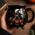 Detailansicht einer schwarzen Hexenkessel-Tasse mit Halloween-Katzenillustration - 350ml / Schwarze Katze & Kürbis