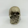 Detailreiche Totenkopf-Figur aus Harz mit Skeletthänden für die Halloween-Dekoration. - Nichts Sagen