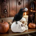 Detaillierte Halloween-Deko aus Harz mit einem schwarzen Raben auf einem Totenkopf. - Krähe Totenkopf Stil