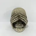 Halloween Totenkopf aus Harz im 'Nichts sehen' Design mit Händen vor den Augen. - Nichts Sehen