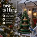 Dettaglio di una mangiatoia per uccelli a forma di albero di Natale in un giardino - Albero di Natale
