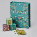 Detailansicht eines 12-Tage-Adventskalenders mit nummerierten Weihnachtsgeschenkboxen - Weihnachts-Überraschungs-Adventskalender-Box