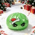 Dettaglio ravvicinato di un festoso giocattolo squishy natalizio verde glitterato sulla neve - Green Zack (With Steamer Sleeve)