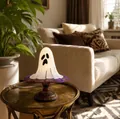 Gros plan détaillé d'une lampe de table fantôme gothique vintage avec base en résine - Forme de Fantôme / Blanc