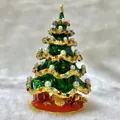 Detaillierte Makroansicht einer Emaille-Weihnachtsbaum-Schmuckschatulle mit Strass - Weihnachtsbaum