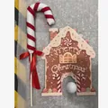 Detailweergave van het peperkoekhuisje en de zuurstok golfclub voor het kerstgolfspel - 1 Club en 2 Ballen
