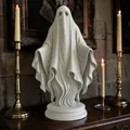 Détail d'une statue de fantôme gothique blanc avec des robes sur une table vintage - Fantôme Gothique Style B