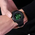 Primo piano di un orologio sportivo digitale nero con display luminoso verde - Nero